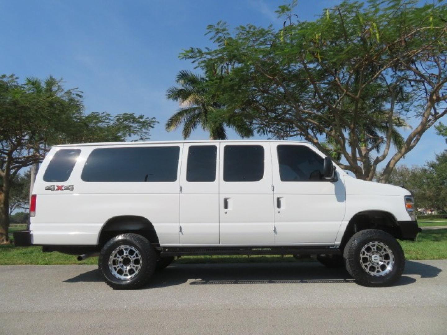 2014 White /GRAY Ford E-Series Wagon XLT (1FBSS3BL6ED) , AUTOMATIC transmission, located at 4301 Oak Circle #19, Boca Raton, FL, 33431, (954) 561-2499, 26.388861, -80.084038 - Photo#4